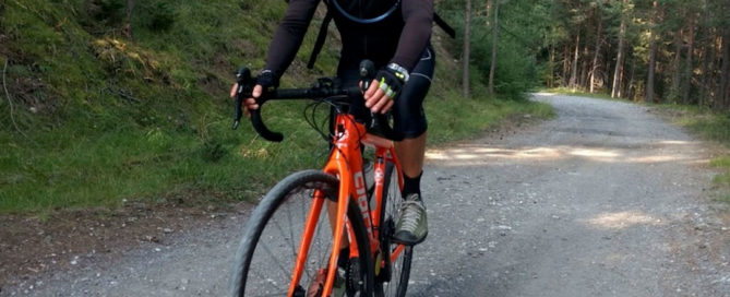 Silvano pedala con una Gravel
