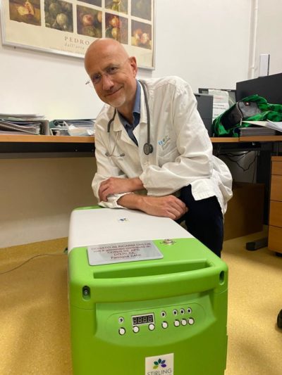 Prof. Iacopo Olivotto vicino al nuovo freezer